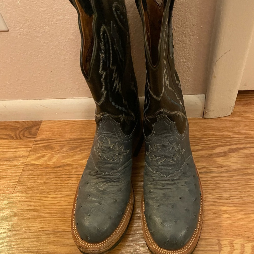 Womens boots size 8 beautiful black and blue color